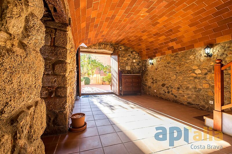 Casa rústica de piedra en pleno centro de Calonge al lado del castillo, reformada en 2004