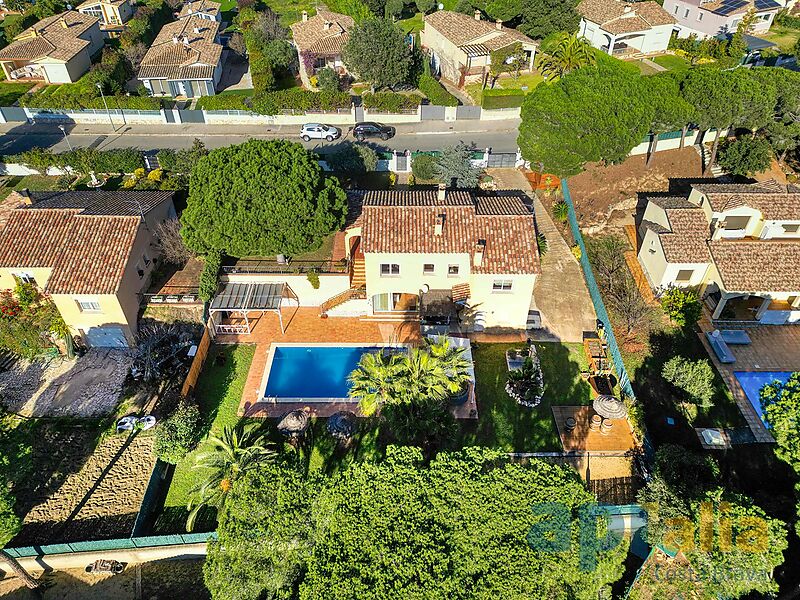 Xalet en excel·lents condicions per a estil de vida tranquil alhora a prop de tots els serveis