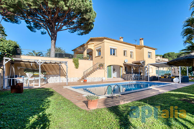 Villa in excellent condition for a quiet lifestyle, close to all amenities, with an independent guest studio