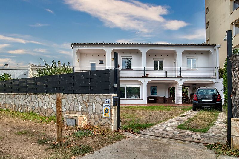 INDEPENDENT HOUSE 50 METERS AWAY FROM THE BEACH