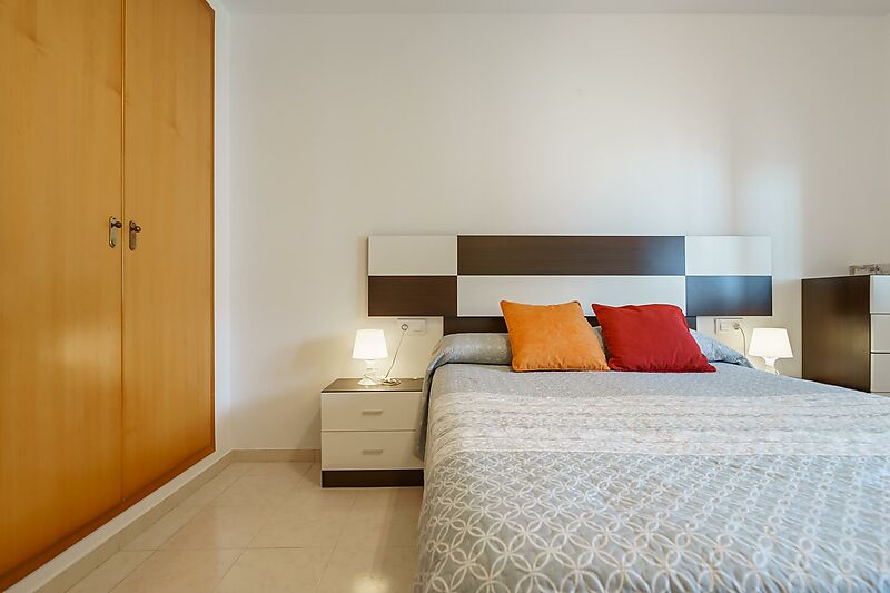 Impecable piso de tres habitaciones con terraza en Palamós.