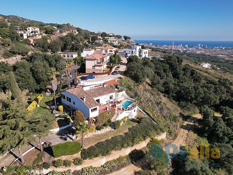 A majestic villa with spectacular views over the sea and mountains