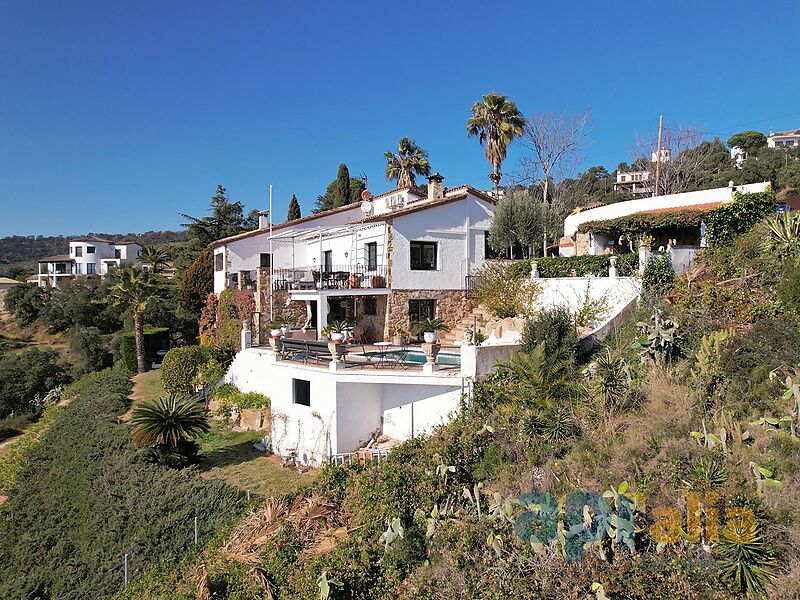 A majestic villa with spectacular views over the sea and mountains