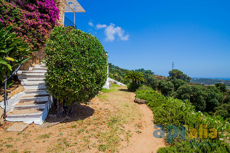 A majestic villa with spectacular views over the sea and mountains