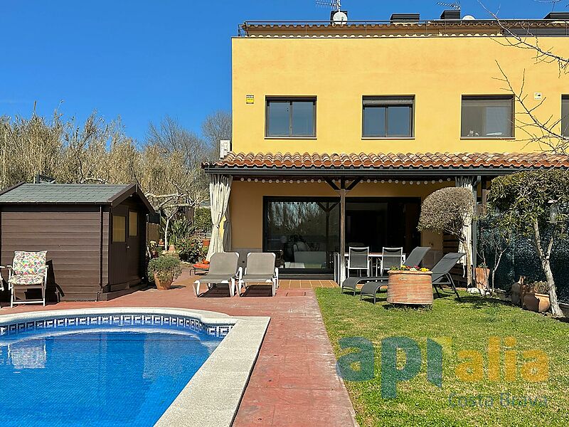 Maison jumelée à Palamós en excellent état, dans un endroit calme et à quelques pas de tous les services