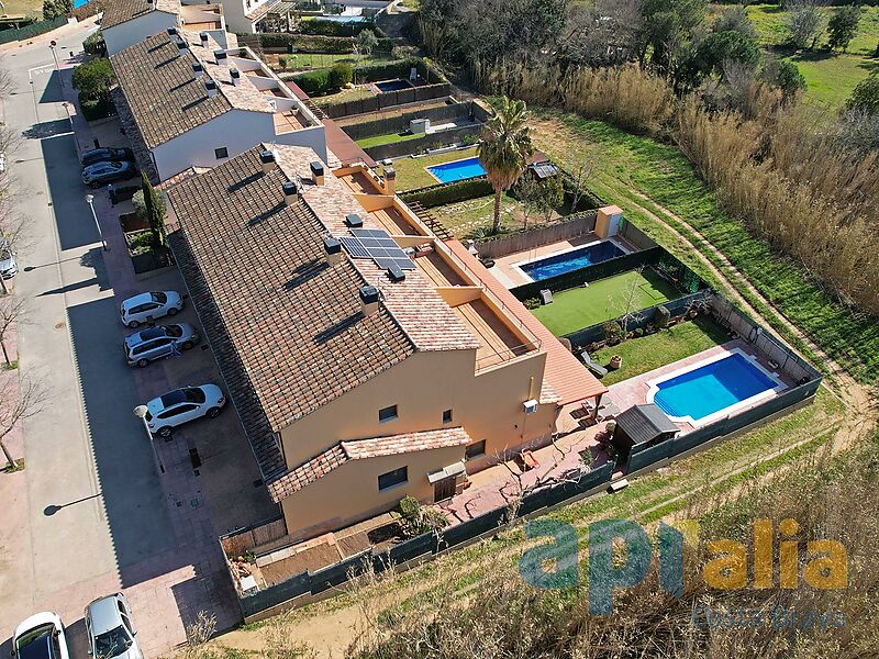 Casa adosada amb piscina privada a Palamós en excel·lent estat, en lloc tranquil hi ha pocs passos de tots els serveis