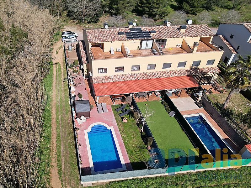 Casa adosada amb piscina privada a Palamós en excel·lent estat, en lloc tranquil hi ha pocs passos de tots els serveis
