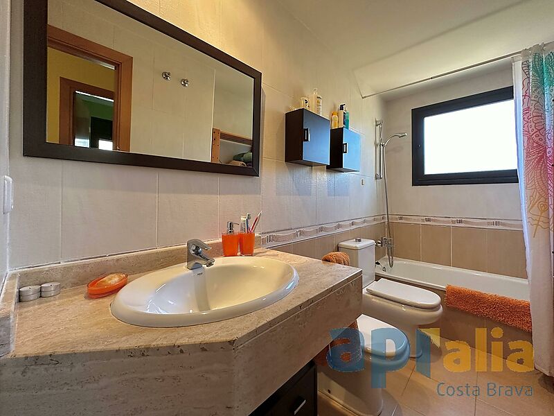 Maison jumelée à Palamós en excellent état, dans un endroit calme et à quelques pas de tous les services