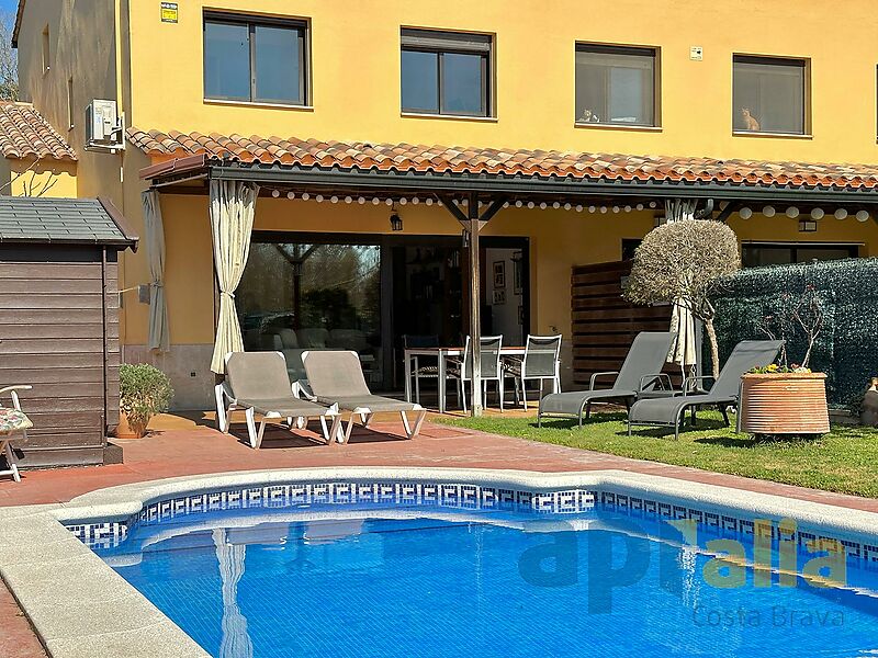Casa adosada con piscina privada en Palamós en excelente estado, en lugar tranquilo y a pocos pasos de todos los servicios
