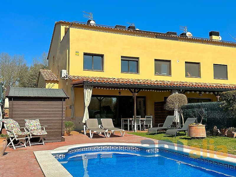 Maison jumelée à Palamós en excellent état, dans un endroit calme et à quelques pas de tous les services