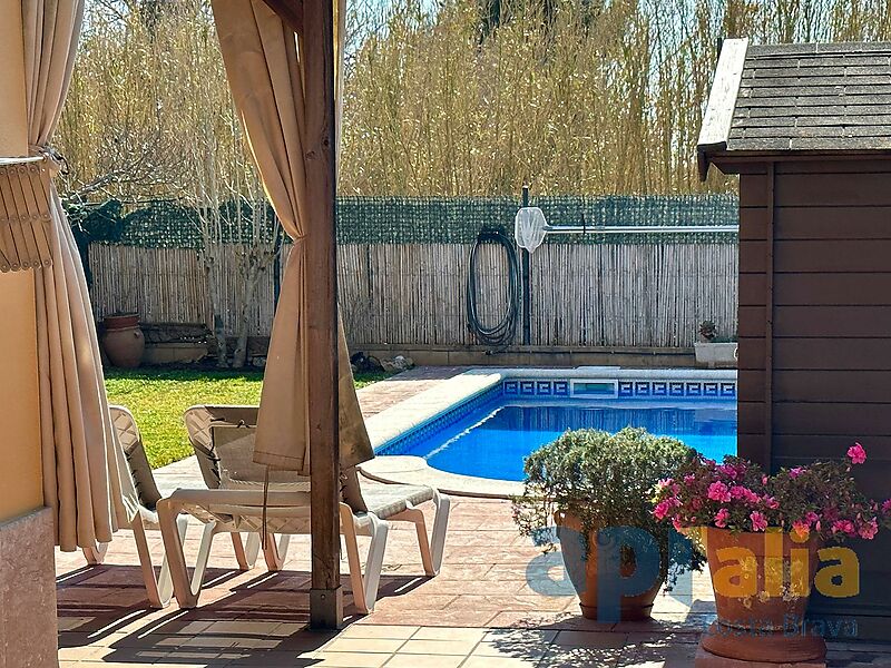 Maison jumelée à Palamós en excellent état, dans un endroit calme et à quelques pas de tous les services