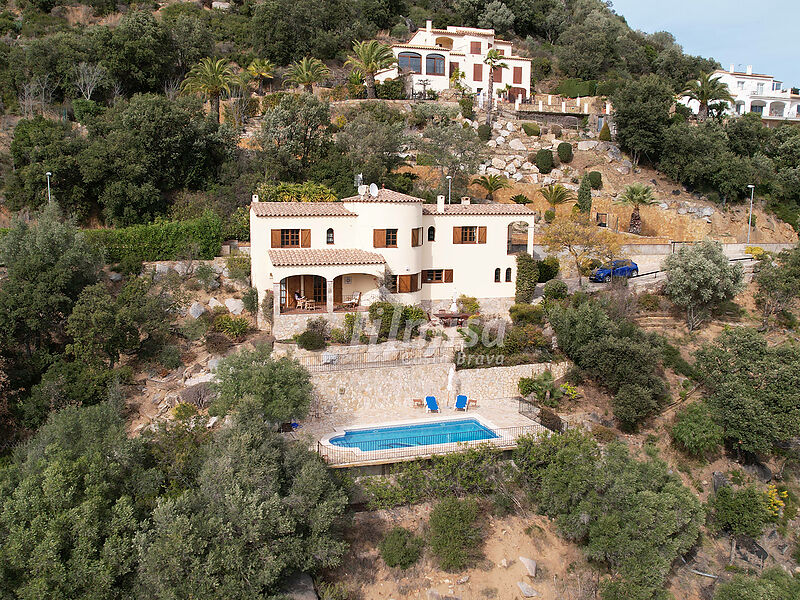 Chalet mediterráneo con vistas espectaculares y piscina