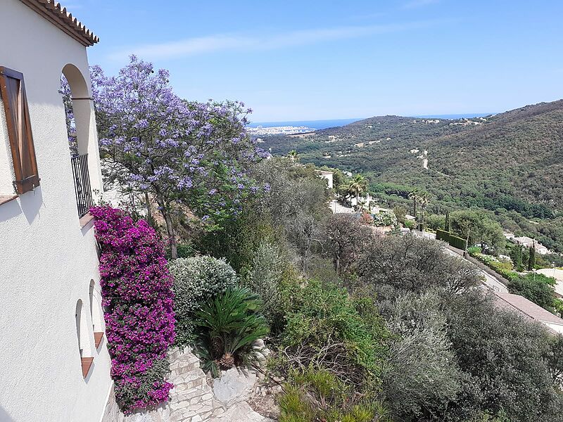 Vila mediterrània amb vistes espectaculars i piscina