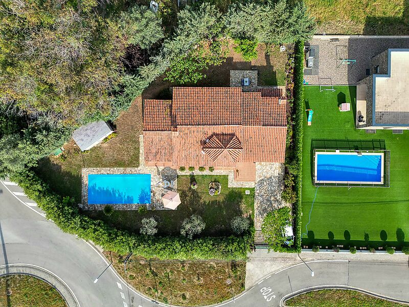 Casa d'una sola planta amb piscina i jardi