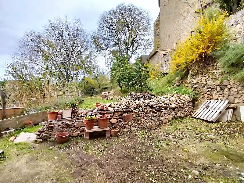 Casa rústica de pedra al centre de Calonge al costat del castell, reformada el 2004