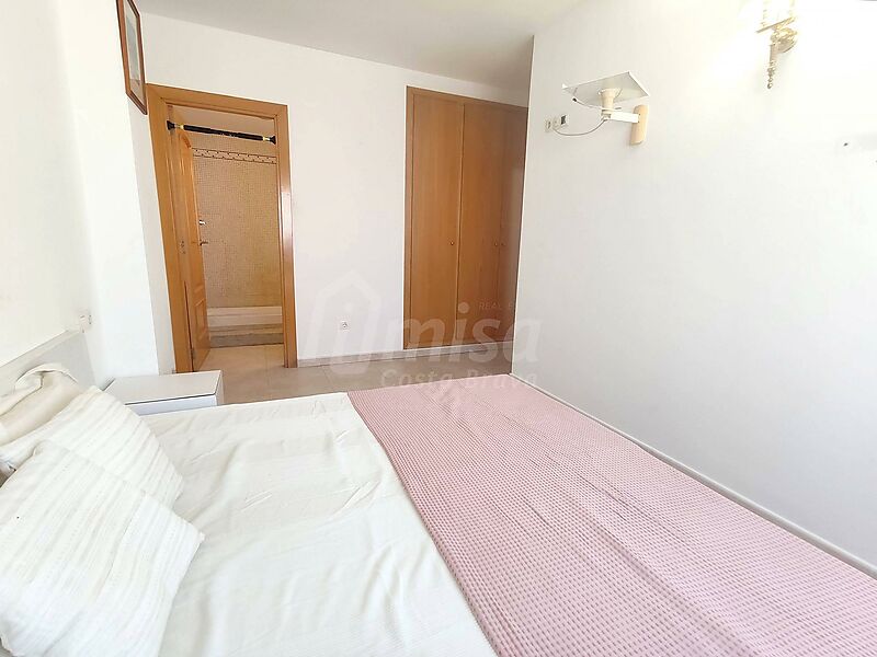 A very sunny apartment in a central area of Palafrugell with all services next door, with the possibility of acquiring parking in the same building