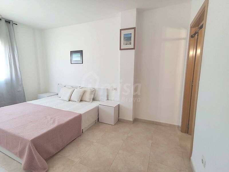 Un pis molt assolellat a zona cèntrica de Palafrugell amb tots els serveis al costat, amb possibilitat d'adquirir pàrquing al mateix edifici