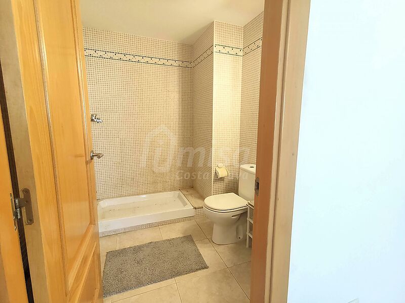 A very sunny apartment in a central area of Palafrugell with all services next door, with the possibility of acquiring parking in the same building