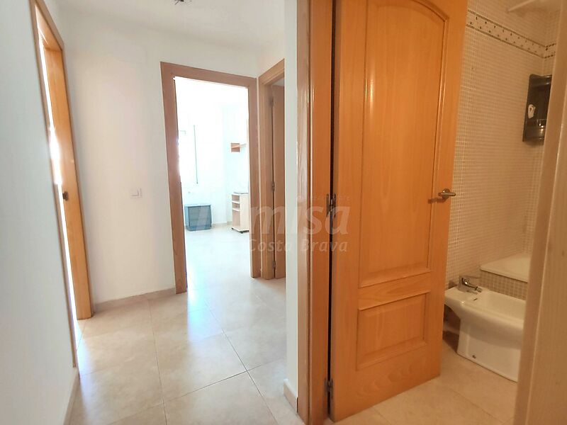 Un pis molt assolellat a zona cèntrica de Palafrugell amb tots els serveis al costat, amb possibilitat d'adquirir pàrquing al mateix edifici