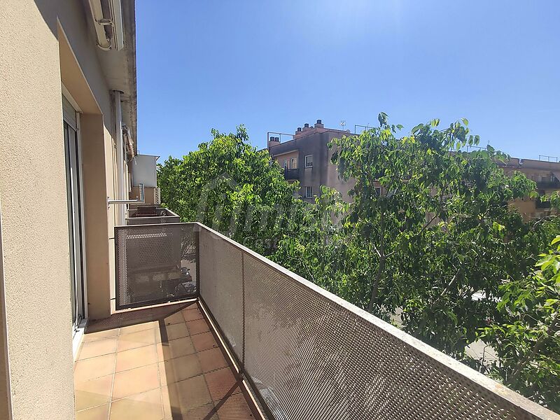 Un pis molt assolellat a zona cèntrica de Palafrugell amb tots els serveis al costat, amb possibilitat d'adquirir pàrquing al mateix edifici