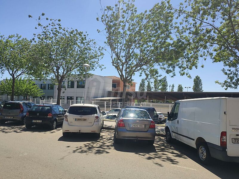 Un pis molt assolellat a zona cèntrica de Palafrugell amb tots els serveis al costat, amb possibilitat d'adquirir pàrquing al mateix edifici