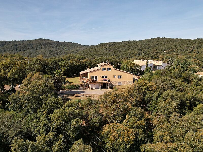 Casa espaiosa amb molta privadesa a la natura, 4 dormitoris, piscina i vistes impressionants a les muntanyes.