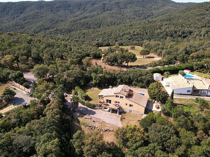 Casa espaiosa amb molta privadesa a la natura, 4 dormitoris, piscina i vistes impressionants a les muntanyes.