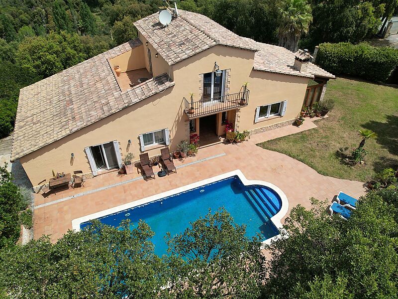 Casa espaiosa amb molta privadesa a la natura, 4 dormitoris, piscina i vistes impressionants a les muntanyes.