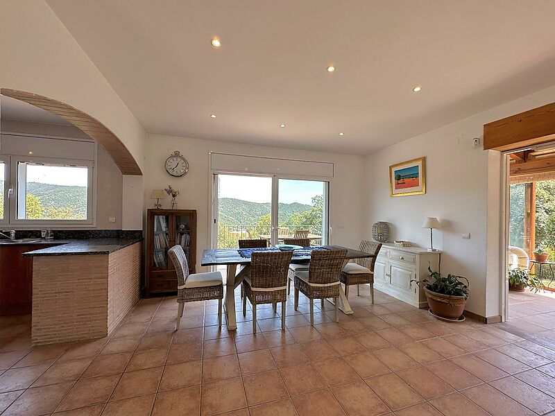 Casa espaciosa con mucha privacidad en la naturaleza, 4 dormitorios, piscina y vistas impresionantes a las montañas.