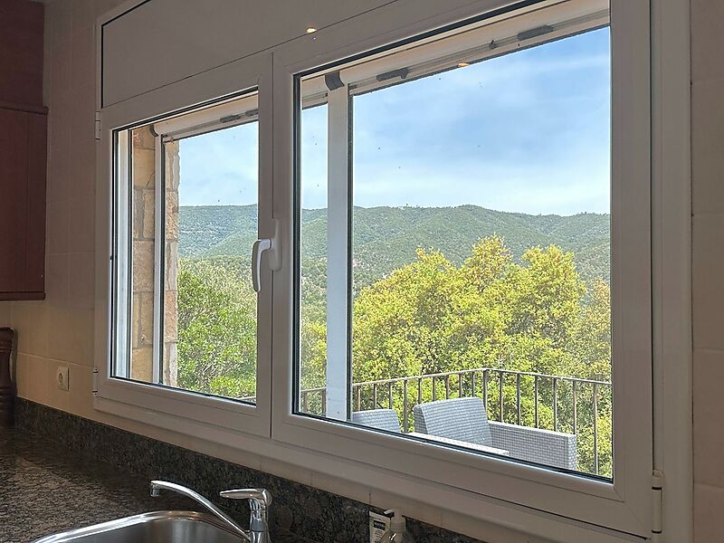 Casa espaciosa con mucha privacidad en la naturaleza, 4 dormitorios, piscina y vistas impresionantes a las montañas.