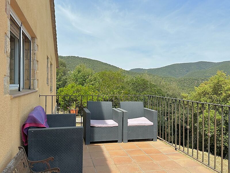 Casa espaiosa amb molta privadesa a la natura, 4 dormitoris, piscina i vistes impressionants a les muntanyes.