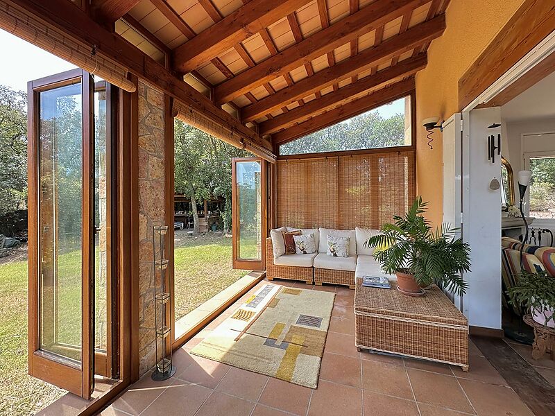 Casa espaciosa con mucha privacidad en la naturaleza, 4 dormitorios, piscina y vistas impresionantes a las montañas.