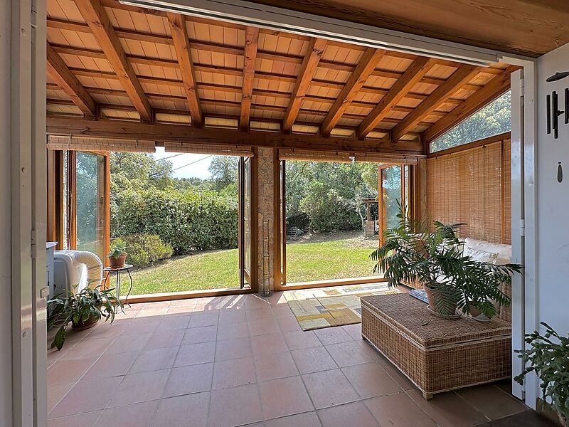 Casa espaciosa con mucha privacidad en la naturaleza, 4 dormitorios, piscina y vistas impresionantes a las montañas.