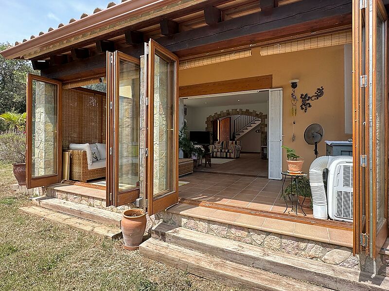 Casa espaiosa amb molta privadesa a la natura, 4 dormitoris, piscina i vistes impressionants a les muntanyes.