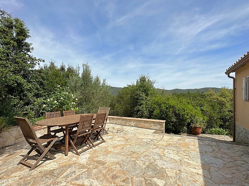 Casa espaiosa amb molta privadesa a la natura, 4 dormitoris, piscina i vistes impressionants a les muntanyes.