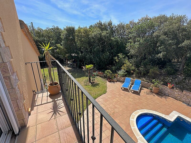 Casa espaciosa con mucha privacidad en la naturaleza, 4 dormitorios, piscina y vistas impresionantes a las montañas.