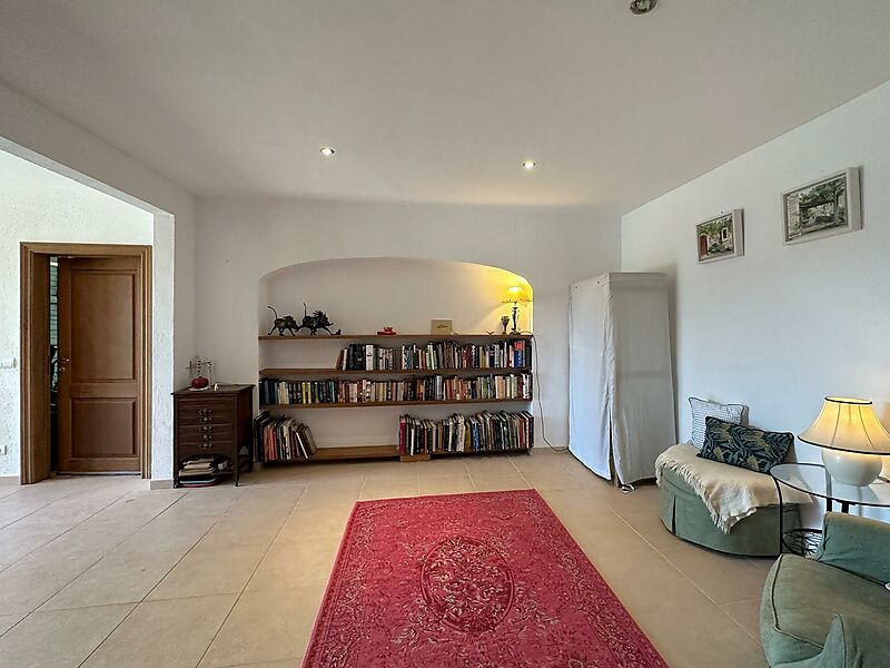 Casa espaciosa con mucha privacidad en la naturaleza, 4 dormitorios, piscina y vistas impresionantes a las montañas.