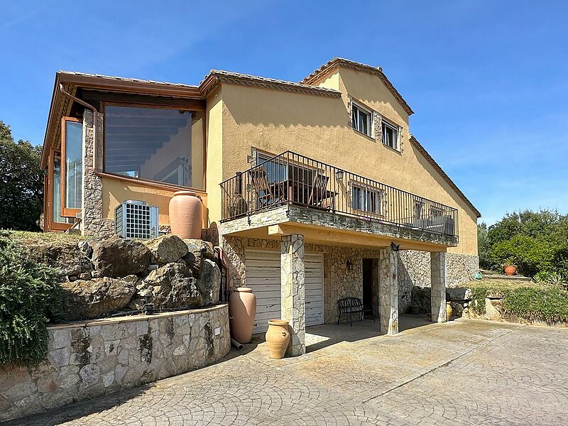 Casa espaiosa amb molta privadesa a la natura, 4 dormitoris, piscina i vistes impressionants a les muntanyes.