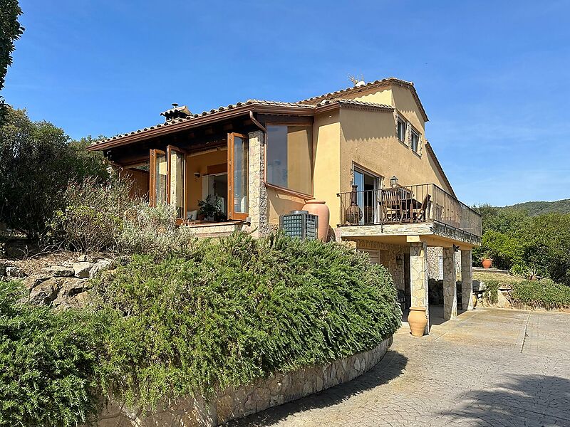 Casa espaciosa con mucha privacidad en la naturaleza, 4 dormitorios, piscina y vistas impresionantes a las montañas.