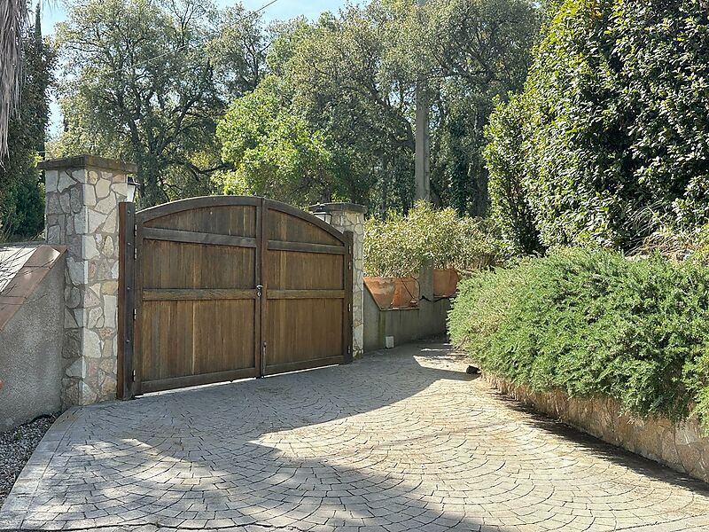 Casa espaciosa con mucha privacidad en la naturaleza, 4 dormitorios, piscina y vistas impresionantes a las montañas.