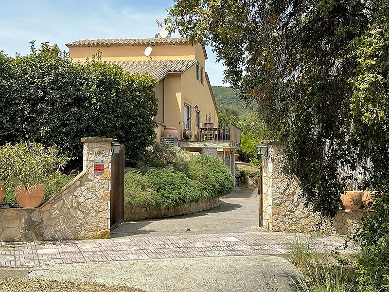 Casa espaiosa amb molta privadesa a la natura, 4 dormitoris, piscina i vistes impressionants a les muntanyes.