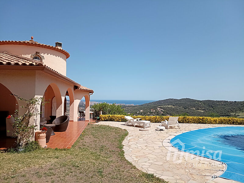 Très grande villa avec des vues spectaculaires sur la mer et un mini-golf 4 trous