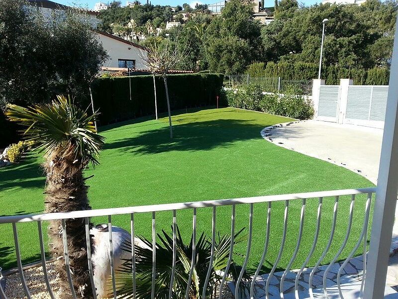 Great villa with spectacular sea views  and with 4-hole putting-green for golf fans