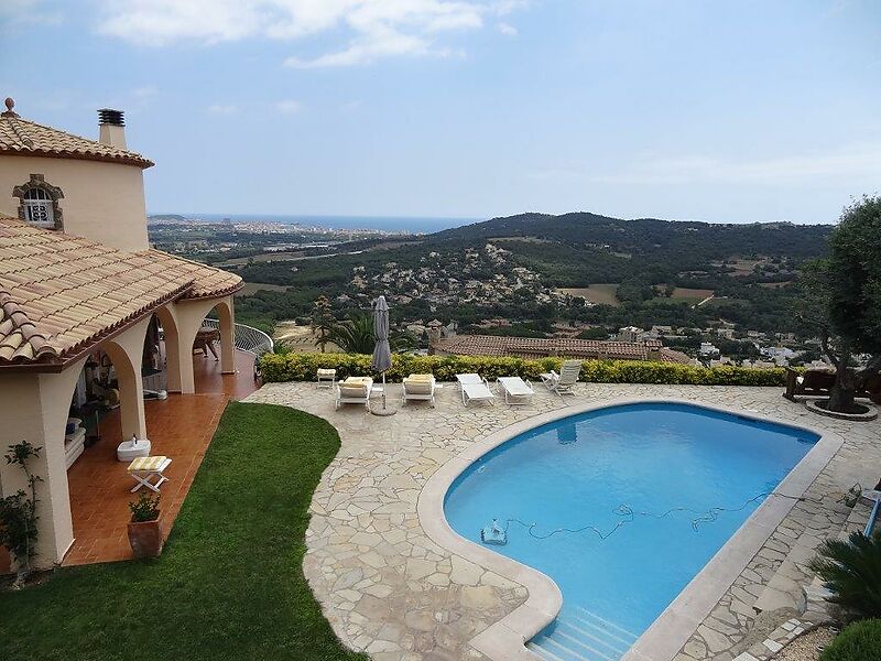 Great villa with spectacular sea views  and with 4-hole putting-green for golf fans