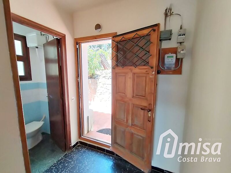 Unique opportunity: 2-bedroom house with great potential in an urbanization near Calonge.