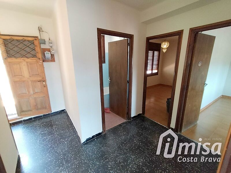 Unique opportunity: 2-bedroom house with great potential in an urbanization near Calonge.