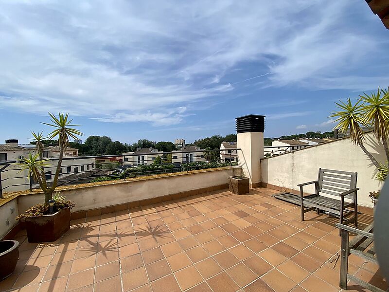 Casa adosada en Palamós, con piscina comunitaria,  zona tranquila y pocos pasos de todos los servicios