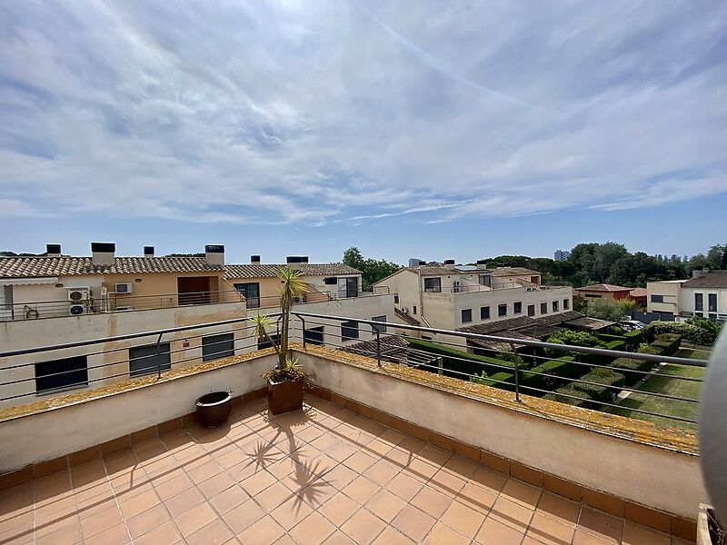 Casa adosada en Palamós, con piscina comunitaria,  zona tranquila y pocos pasos de todos los servicios