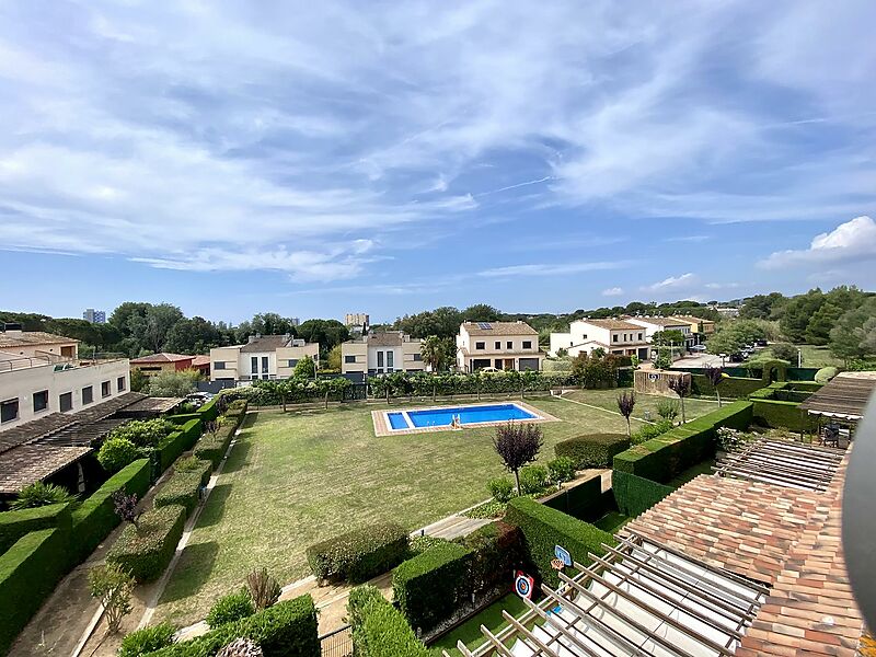 Casa adosada en Palamós, con piscina comunitaria,  zona tranquila y pocos pasos de todos los servicios