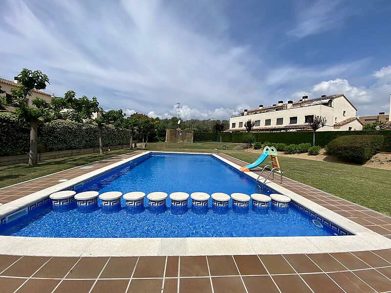 Casa adosada en Palamós, con piscina comunitaria,  zona tranquila y pocos pasos de todos los servicios